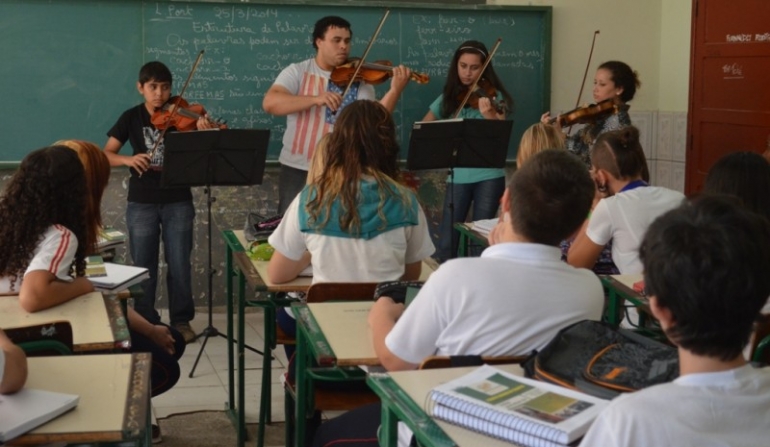 Abadeus oferece aula de música gratuitamente