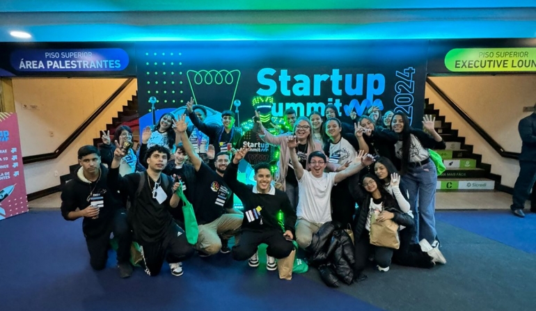 Jovens talentos da Abadeus visitam maior evento de startups do Brasil