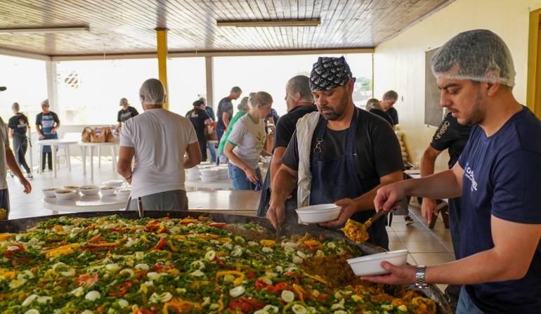 Apoio que transforma: mais de mil combos vendidos na Paella da Abadeus