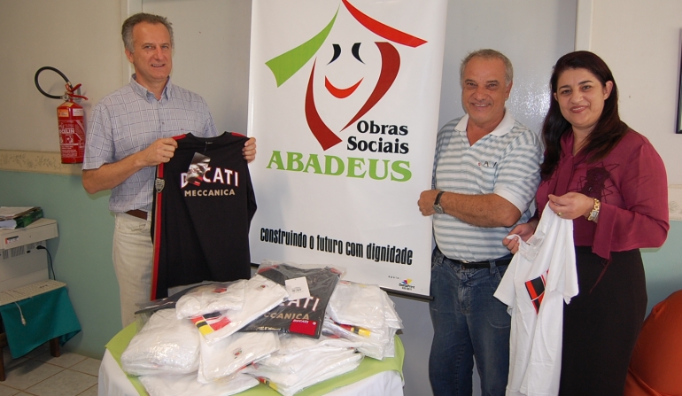 Abadeus recebe doação de camisetas da Itália 